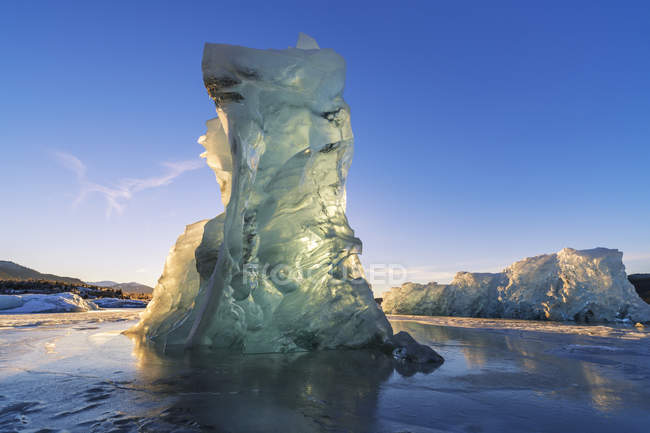Eisberg leuchtet vor Licht — Stockfoto