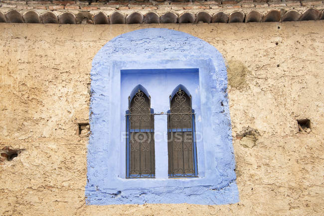 Fenêtre bleue peinte — Photo de stock