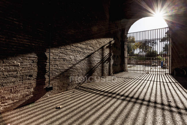Barras a la entrada cerradas y sombra proyectada - foto de stock
