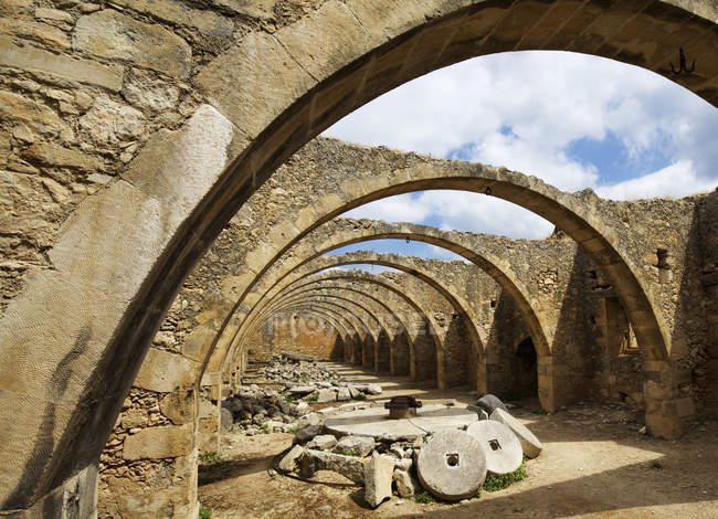 Ruins and archways of monastery — Stock Photo