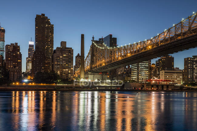 Queensboro Bridge and Manhattan skyline — Stock Photo