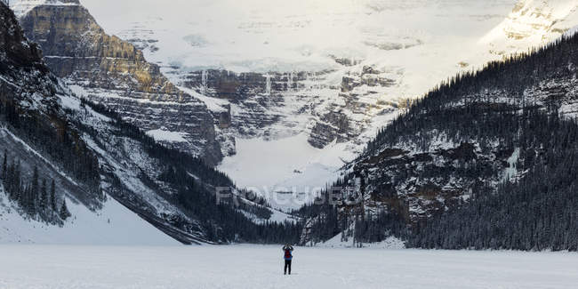 Persona in piedi sul lago ghiacciato — Foto stock