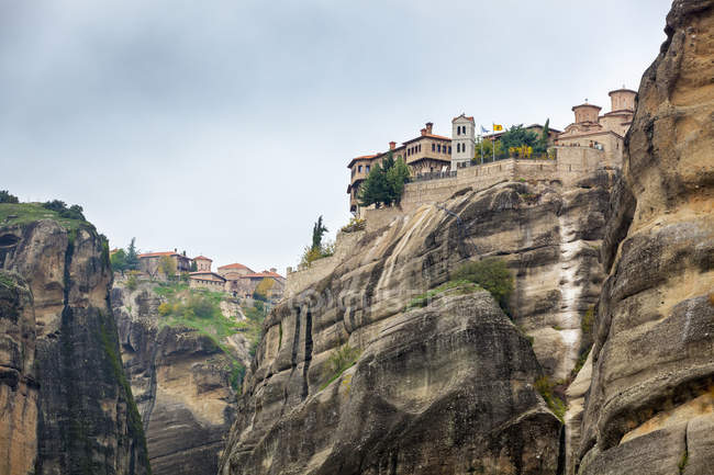 Monastère au bord d'une falaise ; Meteora, Grèce — Photo de stock