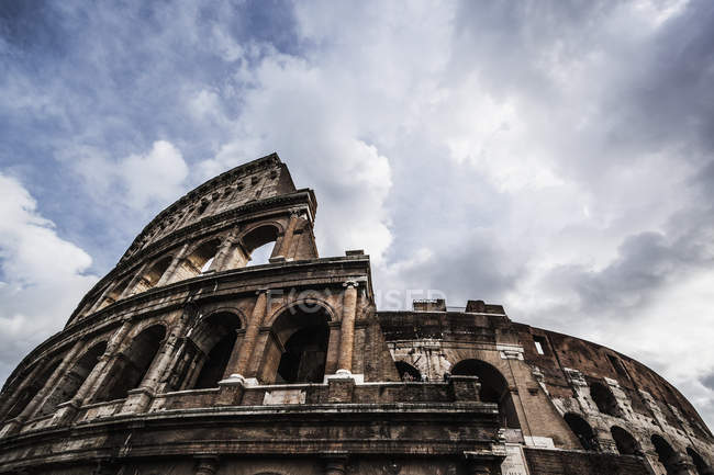 ColosseumColiseu contra o céu nublado — Fotografia de Stock