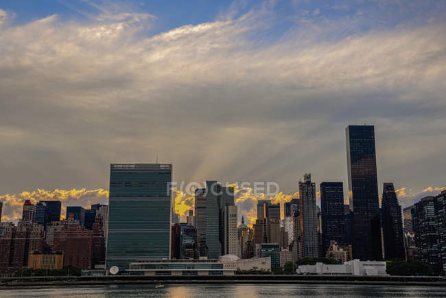 Sun setting behind United Nations — Stock Photo
