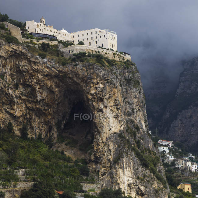 Buildings on top of cliff — Stock Photo
