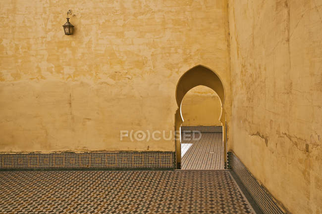 Entrada tradicional en Meknes - foto de stock