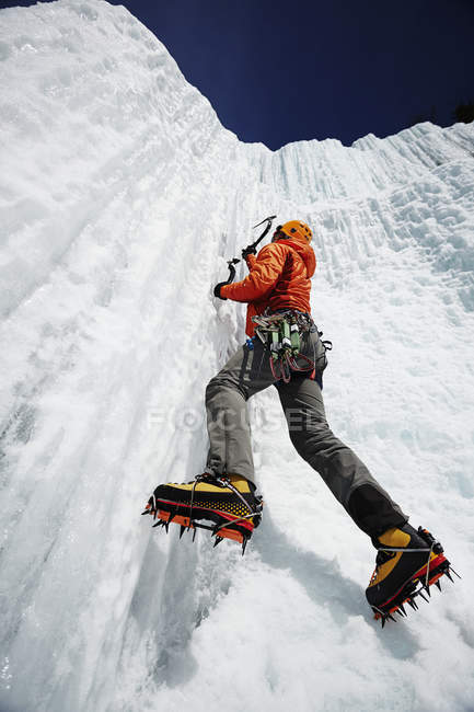 Scalare una parete di ghiaccio; Saint-Donat, Quebec, Canada — Foto stock