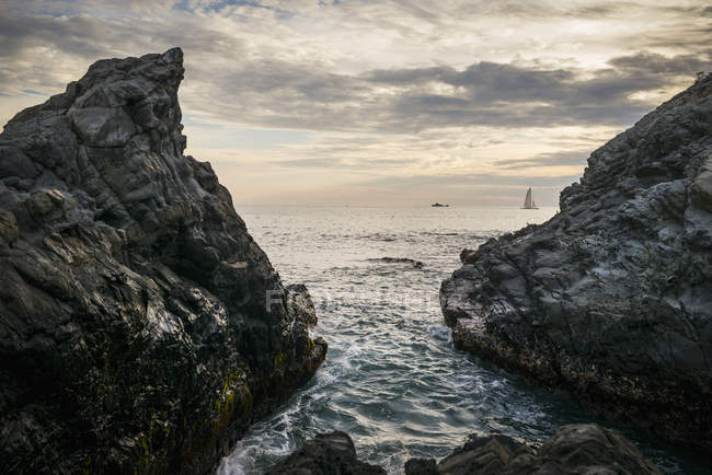Rocas rugosas en la costa - foto de stock
