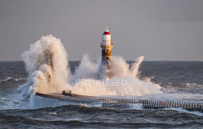Waves splashing against Roker lighthouse — Stock Photo