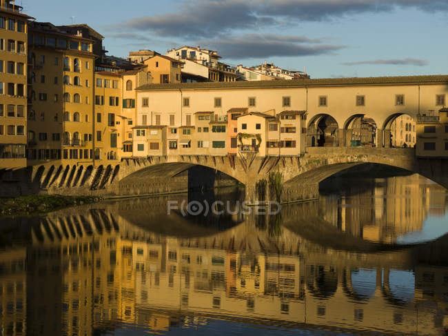 Ponte Vecchio y el río Arno - foto de stock