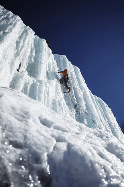 Escalando un muro de hielo; Saint-Donat, Quebec, Canadá - foto de stock