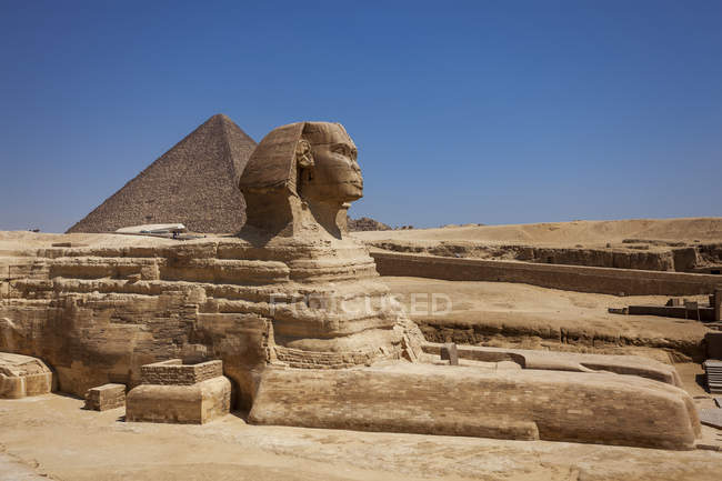 Сфінкс та піраміди в Гізі — стокове фото
