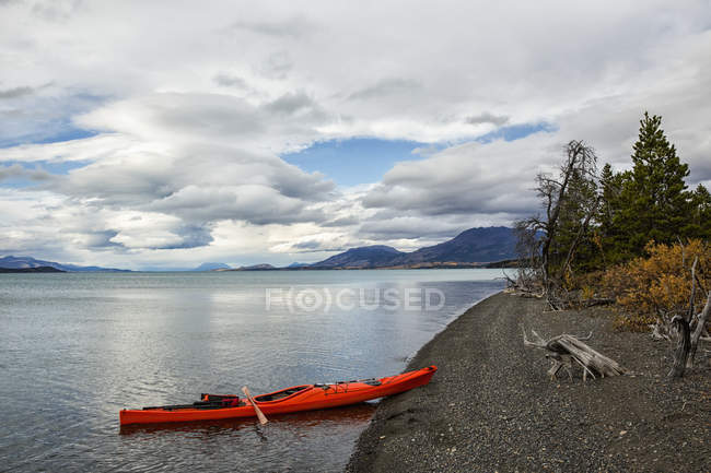 Kayak amarrado en la orilla - foto de stock