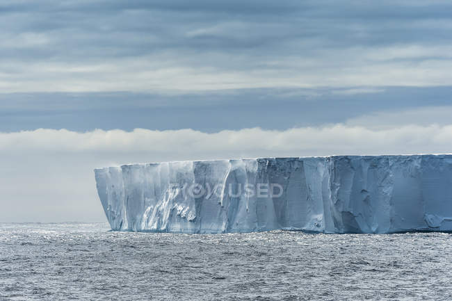 Таблиця айсберг у воді — стокове фото