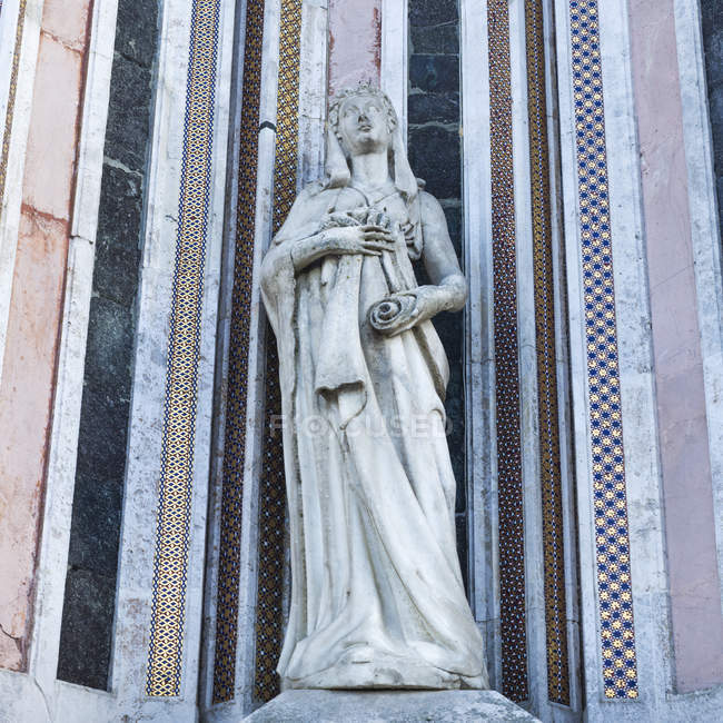 Статуя женщины в Италии — стоковое фото