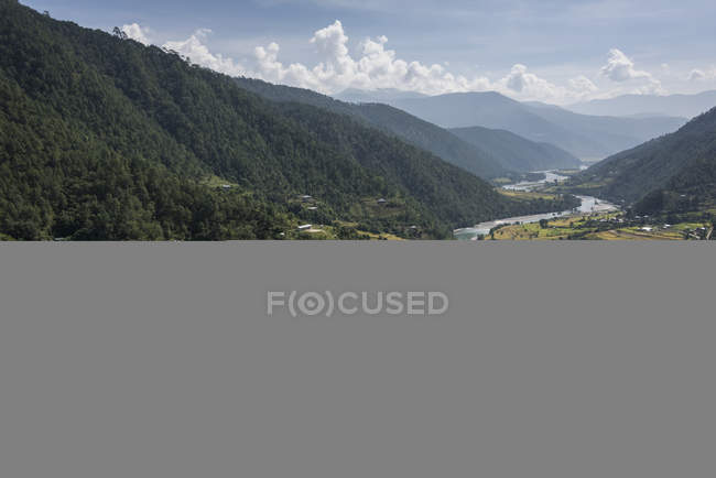 River flowing through valley — Stock Photo