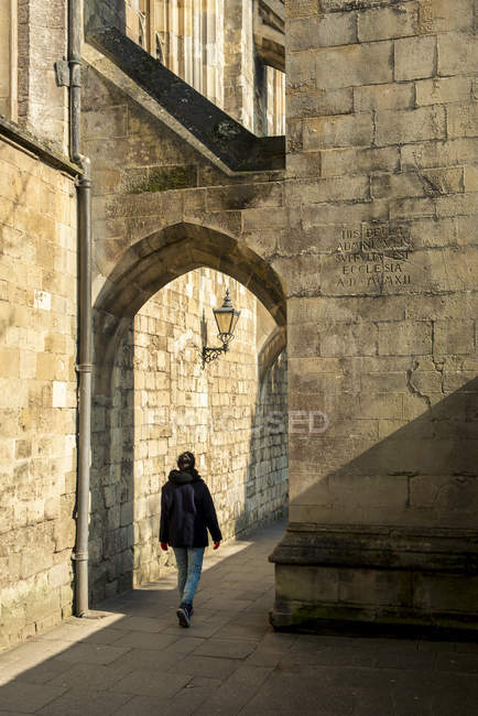 Pedestrian walking by Cathedral — Stock Photo