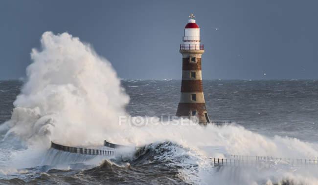 Waves splashing Roker lighthouse — Stock Photo