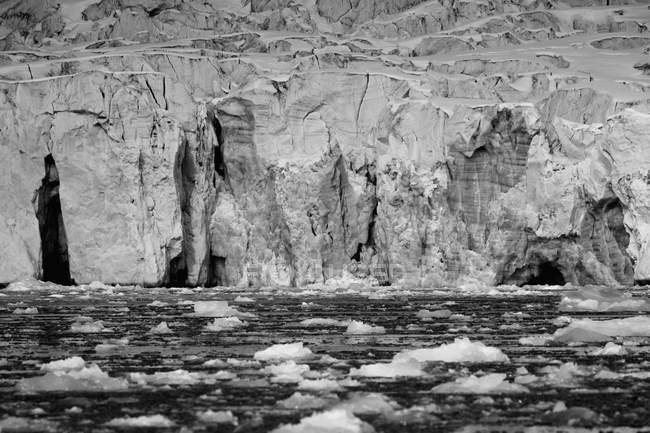 Falésias de gelo e pedaços de gelo — Fotografia de Stock