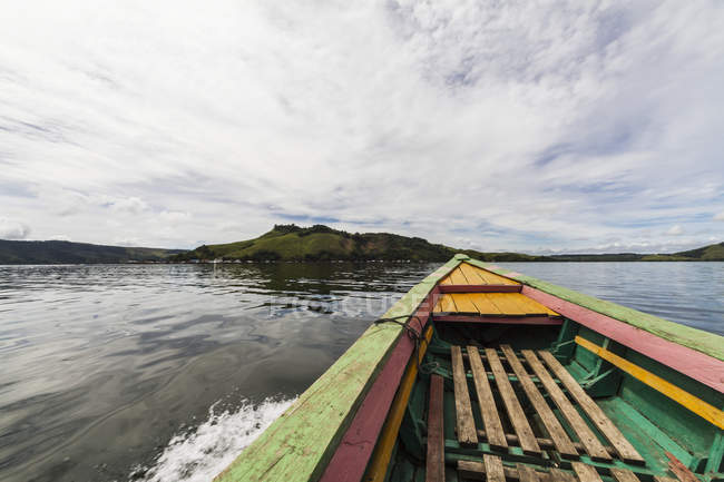 Barco en el lago Sentani, Papua, Indonesia - foto de stock