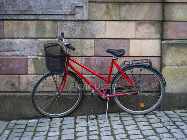 Red bicycle parked — Stock Photo