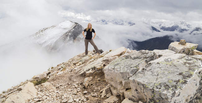 Female hiker poses alone — Stock Photo