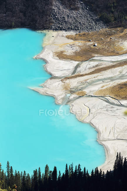 Lago de colores con delta - foto de stock