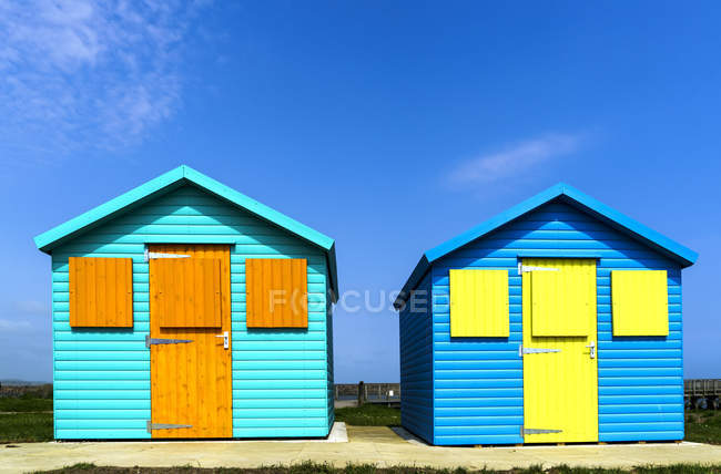 Zwei farbenfrohe Gebäude — Stockfoto