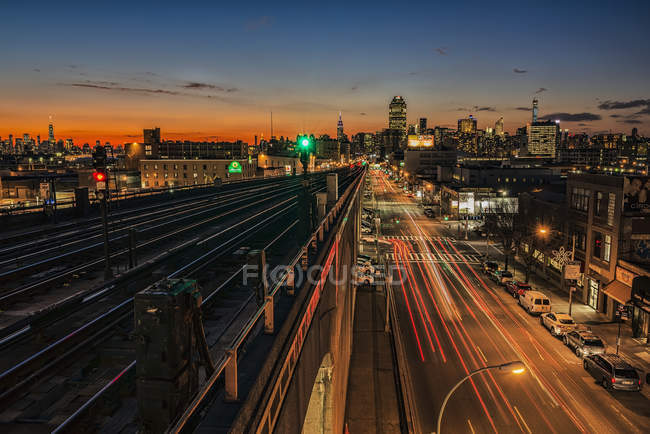 Pôr do sol sobre Sunnyside, Queens com Manhattan — Fotografia de Stock