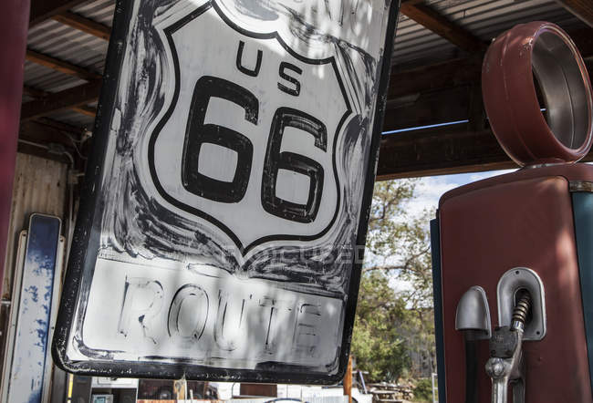 Panneau Route 66 et vieille pompe à essence — Photo de stock