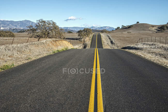 Strada con doppie linee gialle — Foto stock