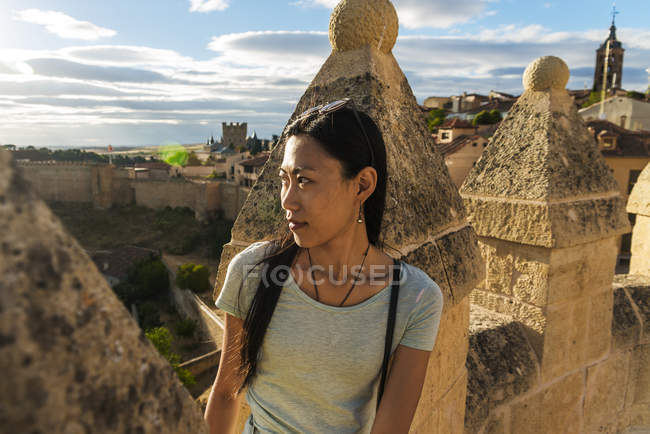 Азиатская девушка сидит на стенах — стоковое фото