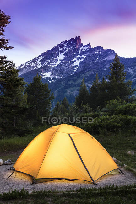 Zelt und Tetonbereich in der Abenddämmerung — Stockfoto