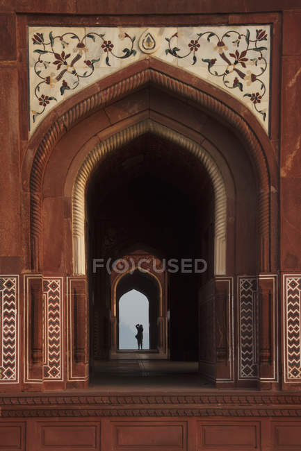 Fotografo nella moschea di Taj Mahal — Foto stock