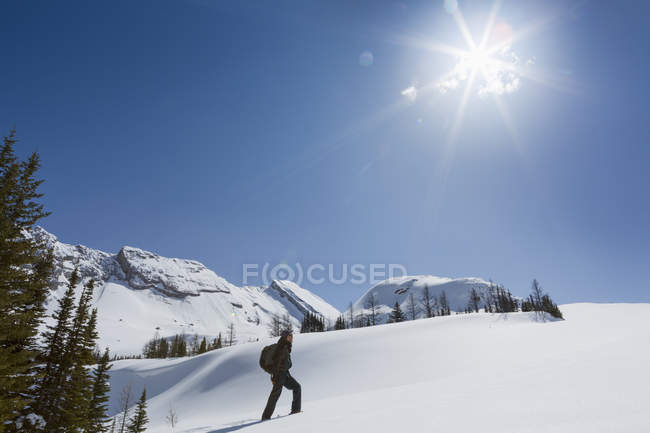 Macho snowshoer na encosta — Fotografia de Stock