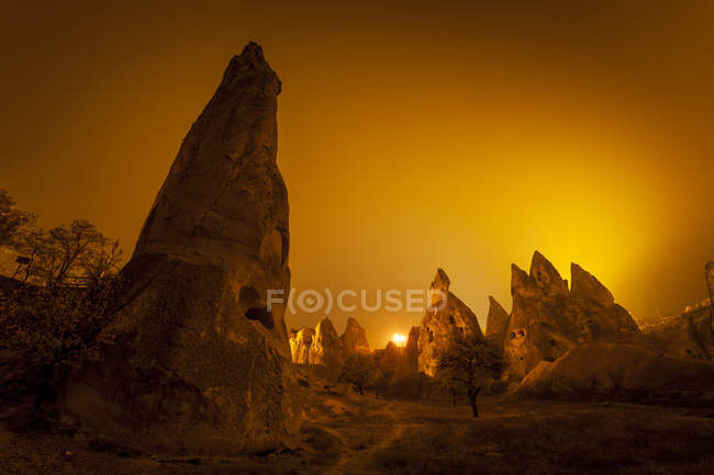 Case grotta in formazioni rocciose — Foto stock