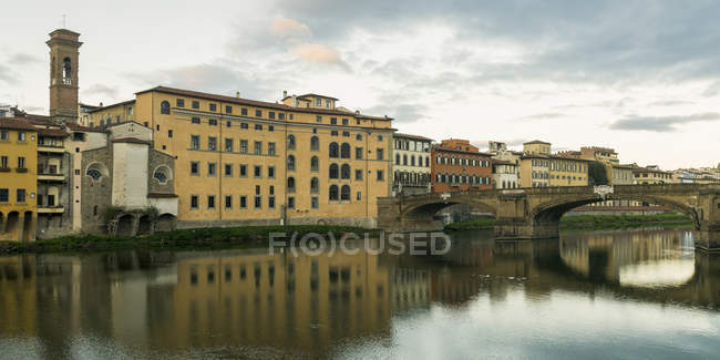 Річки Арно; Флоренція — стокове фото