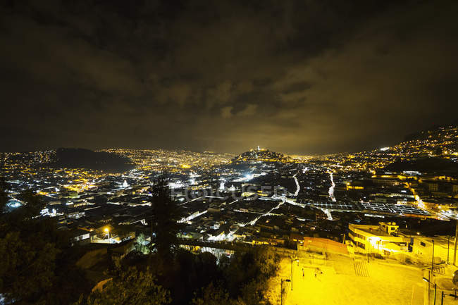 Вид с воздуха на Кито ночью из ресторана Mirador El Ventanal, Кито, Пичинча, Эквадор — стоковое фото
