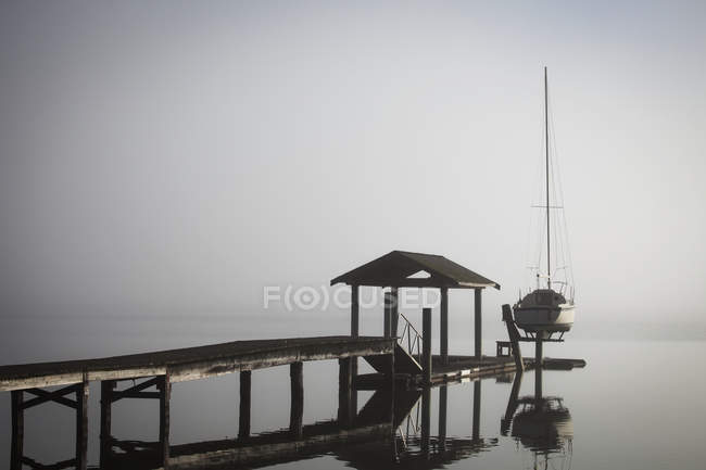 Imbarcazione a vela in banchina — Foto stock