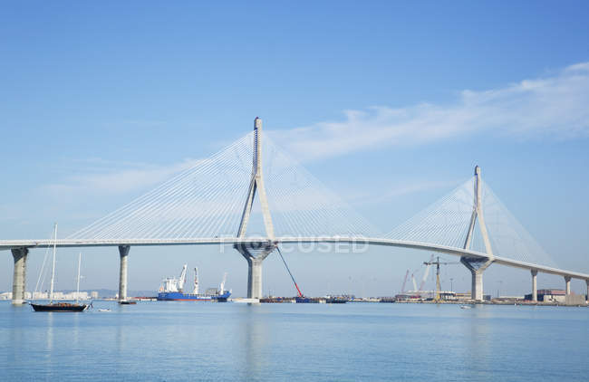 Puente que cruza el puerto - foto de stock