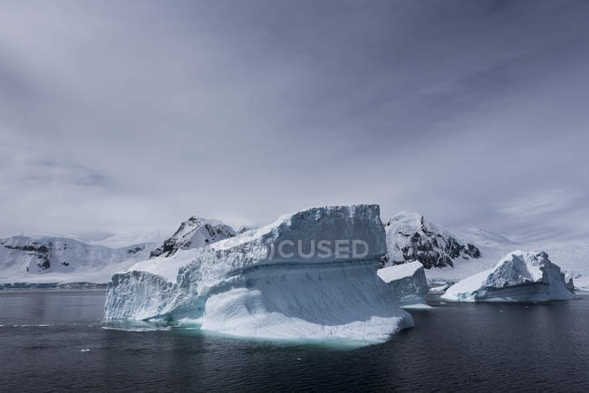Eisberge und Eisformationen — Stockfoto