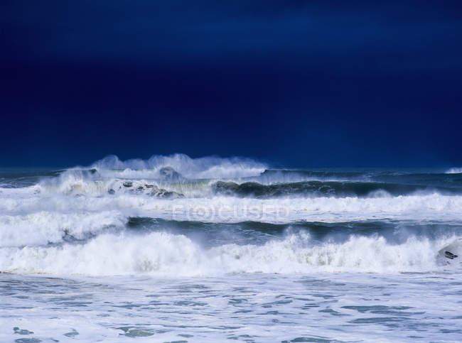 El clima tormentoso genera fuertes olas - foto de stock