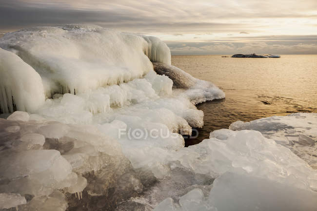 Coucher de soleil sur le lac glacé — Photo de stock