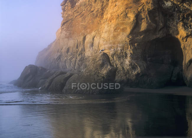 Vieille route câlins falaise — Photo de stock