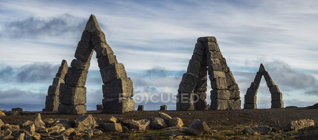 Arktisches Stonehenge gegen Clusterhimmel — Stockfoto