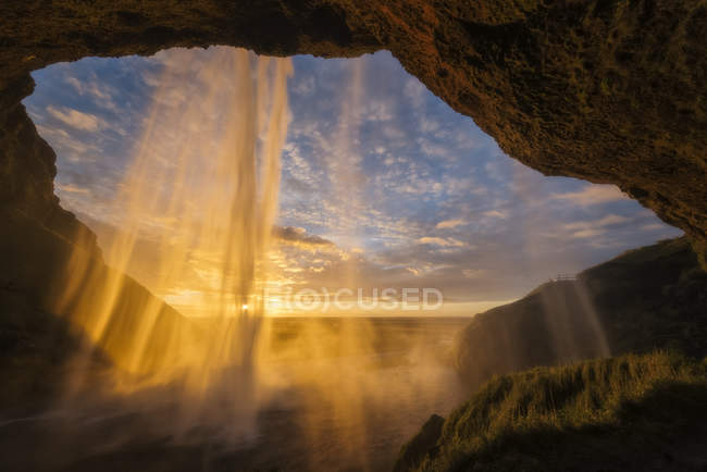 Luz do pôr do sol brilha através da água — Fotografia de Stock