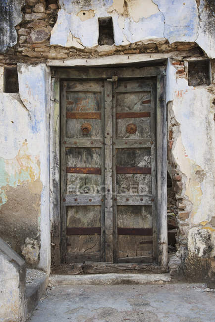 Vecchia porta in legno — Foto stock