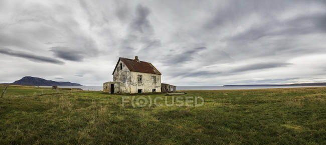 Casa abandonada en Islandia rural - foto de stock