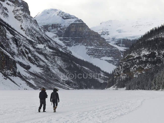 Menschen laufen auf zugefrorenem See — Stockfoto